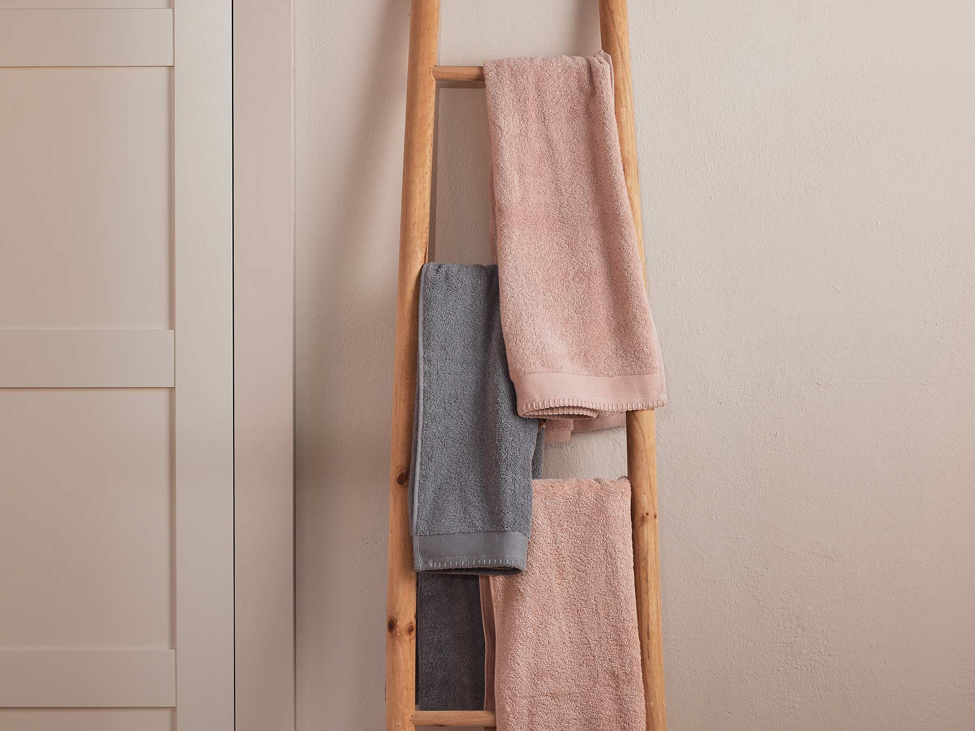 Ručnik Essentials Dormeo 70x140 cm pepeljasto zelena
